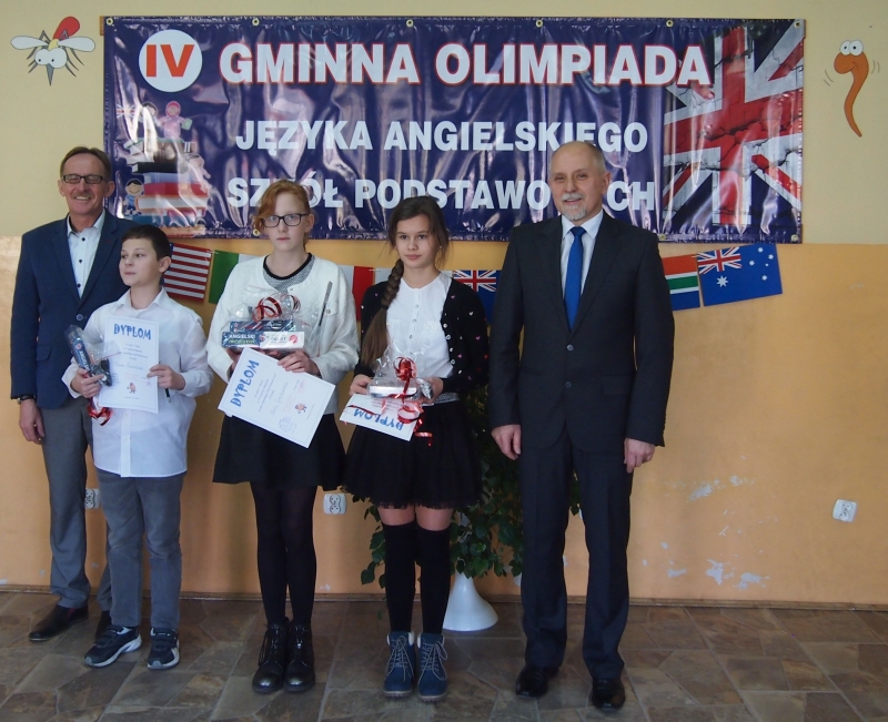 Od lewj pan dyrektor Marek Wiśniowski, miejsce II Kacper Suchostawski, I Nina Gradowska i III Wiktoria Pawlik, Piotr Szmidt.jpg